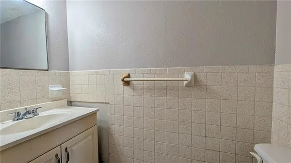 $1,100 | 1069 Tallow Tree Lane, Unit B, Harvey, LA 70058