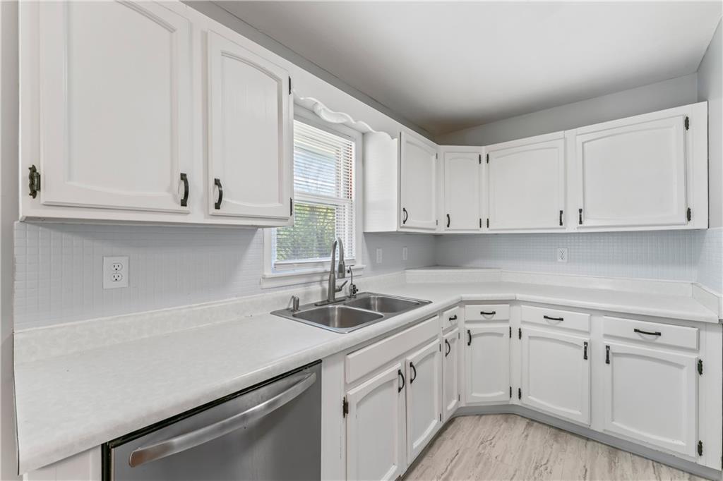 4923 Appleton Avenue Kansas City, MO 64133 - Photo 8 of 39