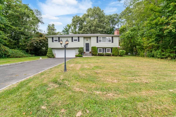 $509,900 | 38 East Ridge Drive, Middlebury, CT 06762