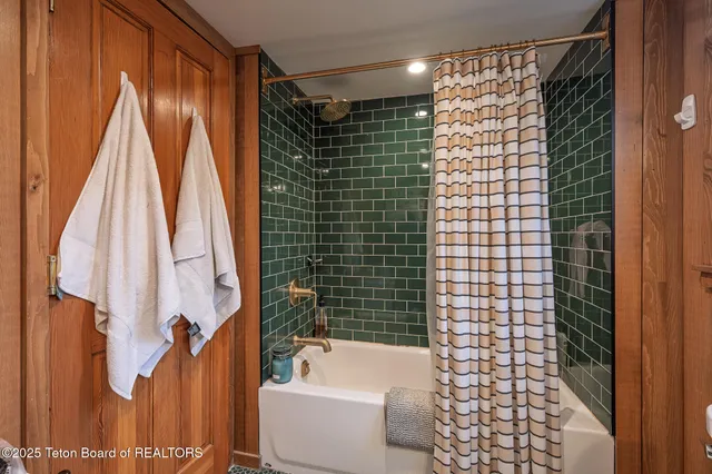 $2,350,000 | 360 East Pearl Avenue, Jackson, WY 83001