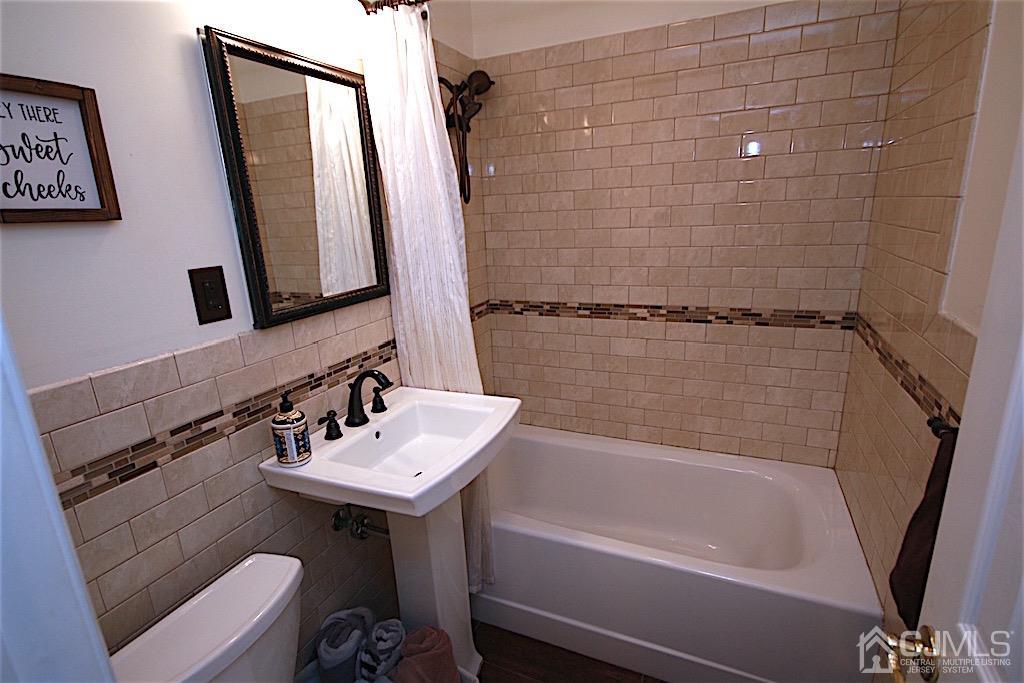 177 Midfield Road Colonia, NJ 07067 - Photo 7 of 20 a bathroom with a sink and a bathtub