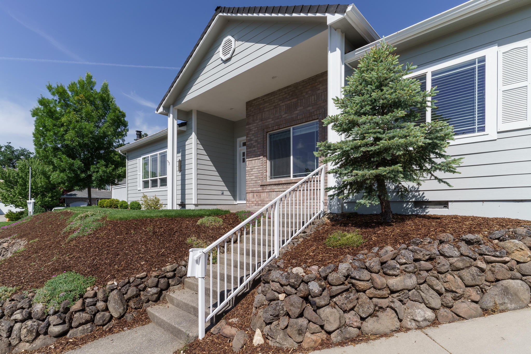 536 Ridgeway Circle Central Point, OR 97502 - Photo 5 of 31 Newly landscaped