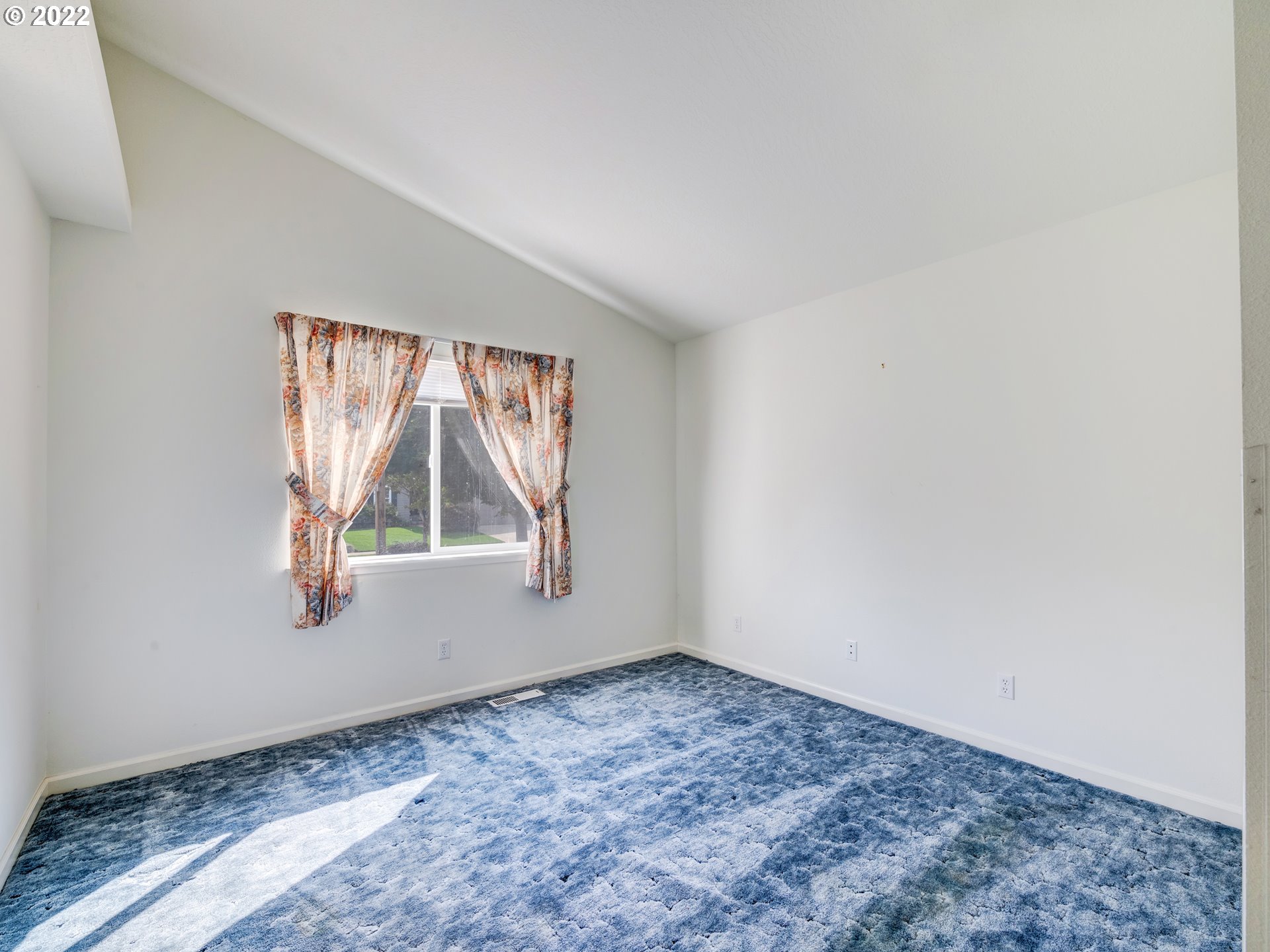 924 S Street Springfield, OR 97477 - Photo 19 of 30 an empty room with a window