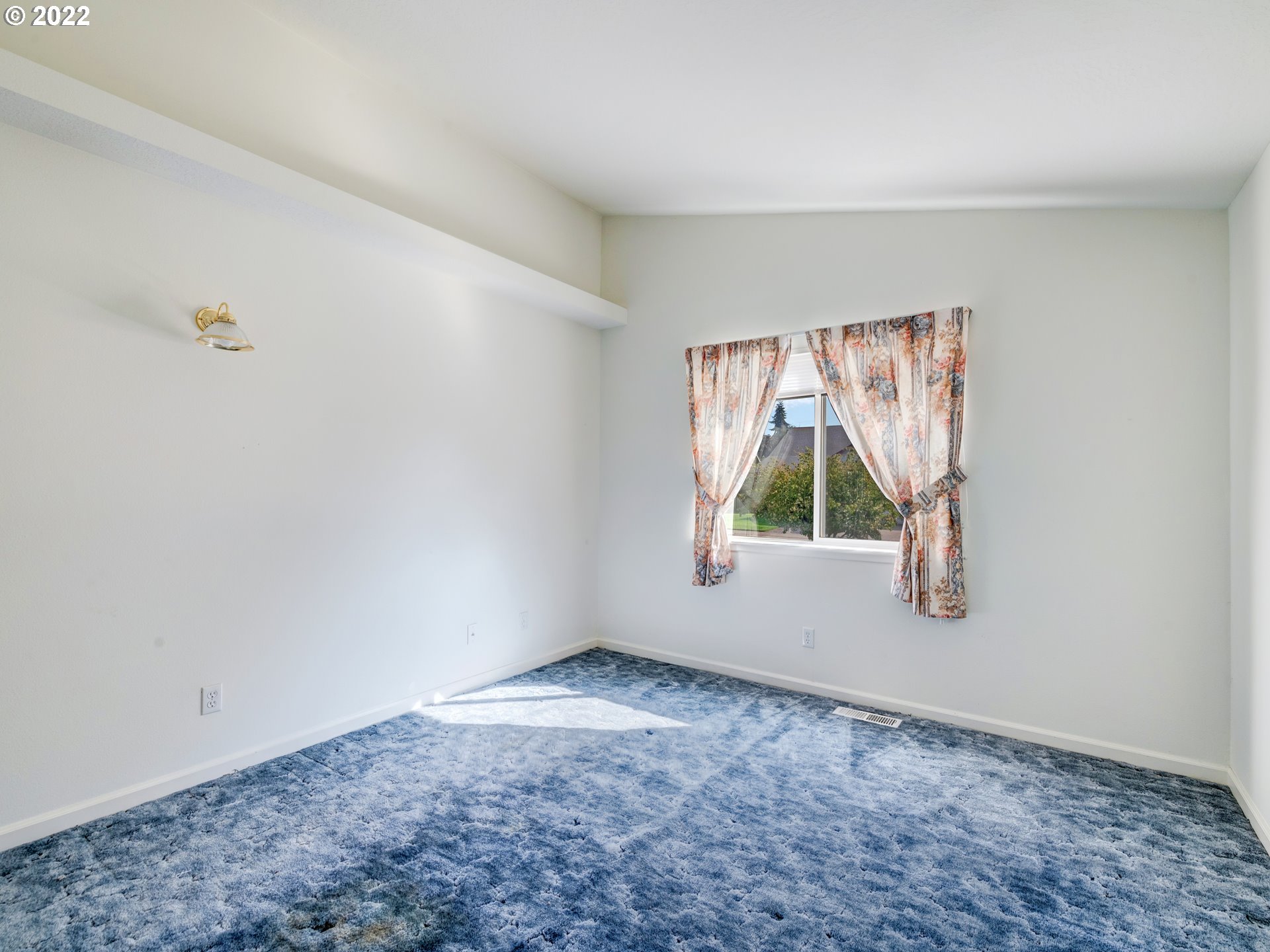 924 S Street Springfield, OR 97477 - Photo 20 of 30 an empty room with window