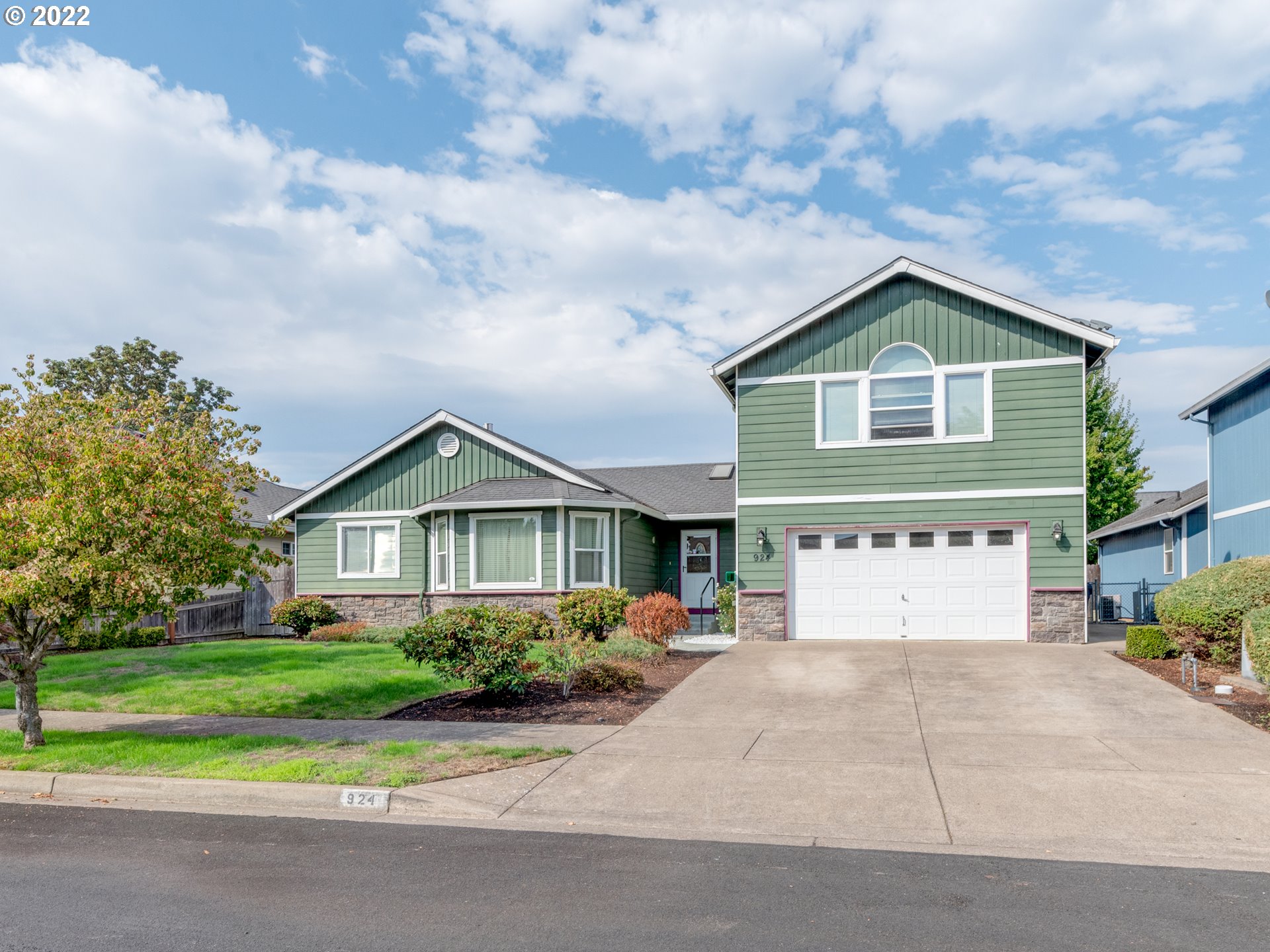 924 S Street Springfield, OR 97477 - Photo 2 of 30 a front view of a house with a yard and garage