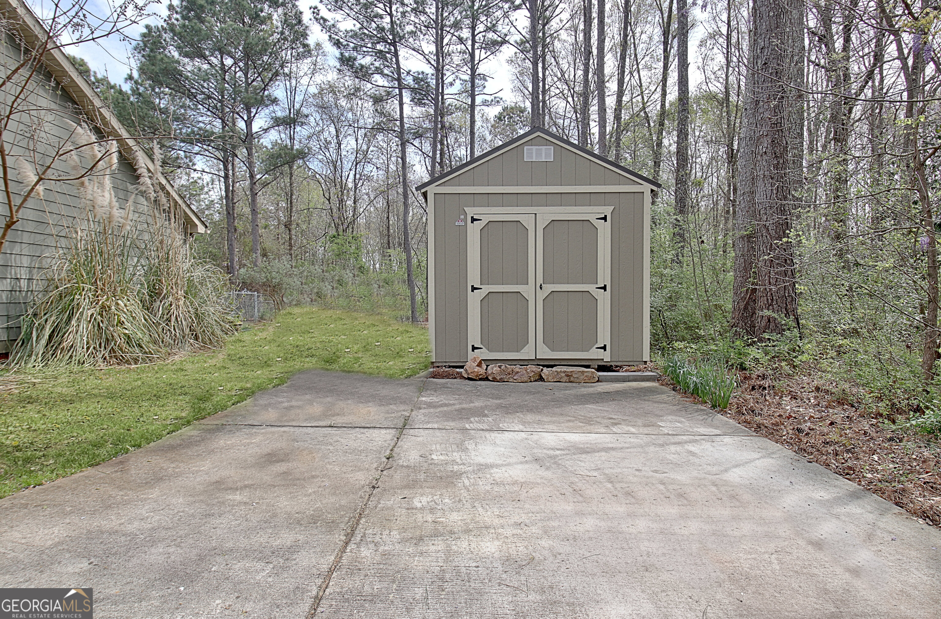 96 East Gordon Road Newnan, GA 30263 - Photo 4 of 34 a front view of a house with a yard