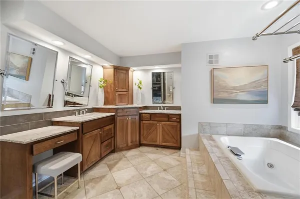 $775,000 | 5303 Northwest 60th Terrace, Kansas City, MO 64151