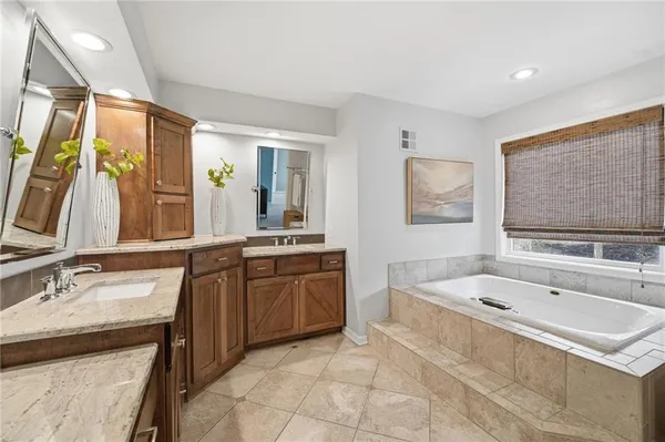 $775,000 | 5303 Northwest 60th Terrace, Kansas City, MO 64151