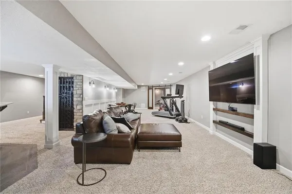 $775,000 | 5303 Northwest 60th Terrace, Kansas City, MO 64151
