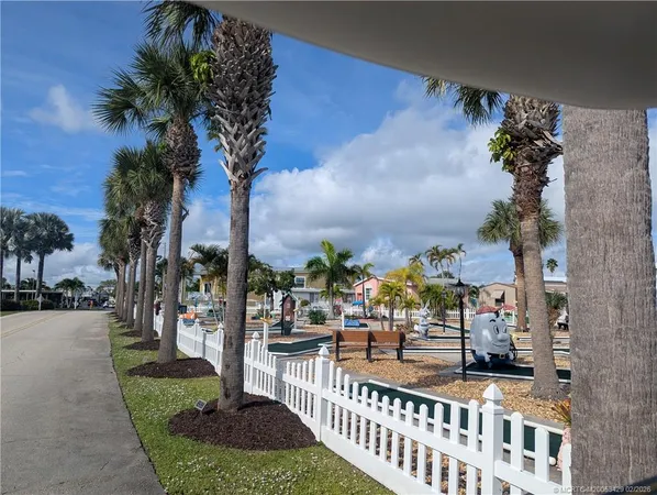 a view of a back yard