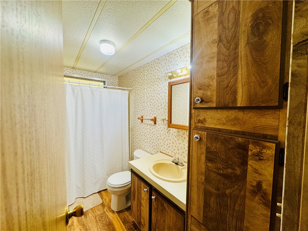333 Dennison Road, Unit 6 Tehachapi, CA 93561 - Photo 18 of 27 Hallway bathroom