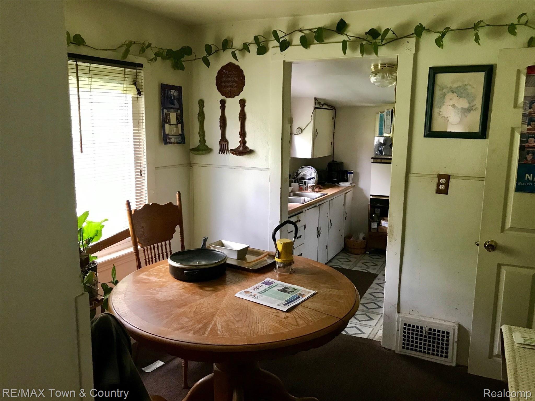 6083 Lapeer Road Burton, MI 48509 - Photo 7 of 21 IMG-9324.jpg