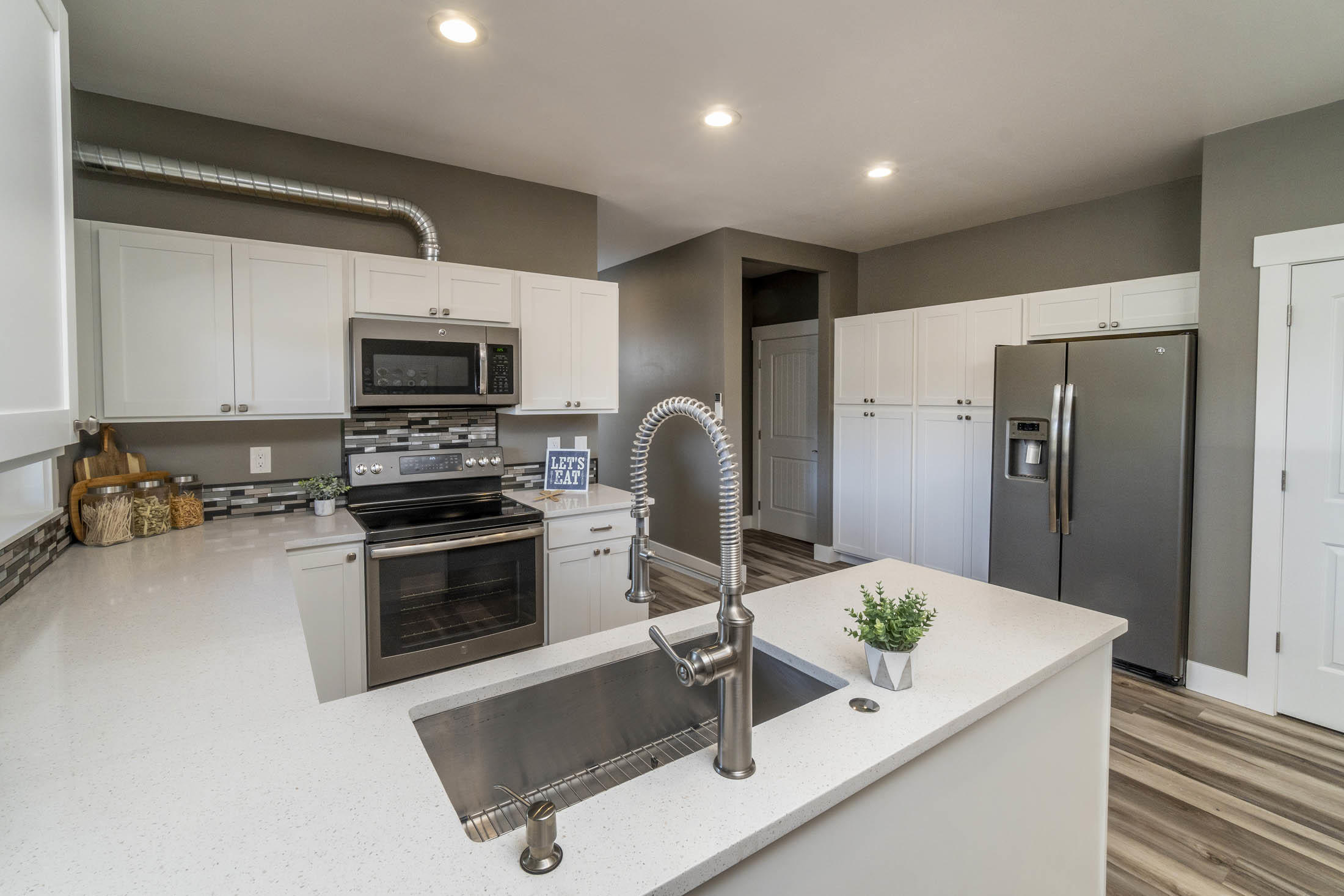 64486 McGrath Road Bend, OR 97701 - Photo 22 of 38 Full kitchen with quartz countertops