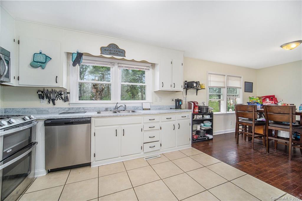 907 Log Cabin Road Charlotte, NC 28213 - Photo 11 of 30 Gallery Image 11