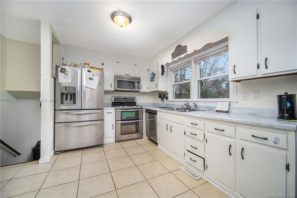 907 Log Cabin Road Charlotte, NC 28213 - Photo 12 of 30 Gallery Image 12