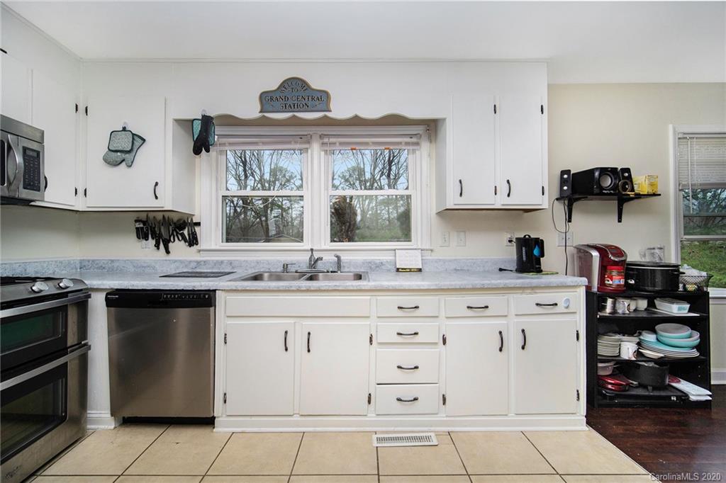 907 Log Cabin Road Charlotte, NC 28213 - Photo 13 of 30 Gallery Image 13
