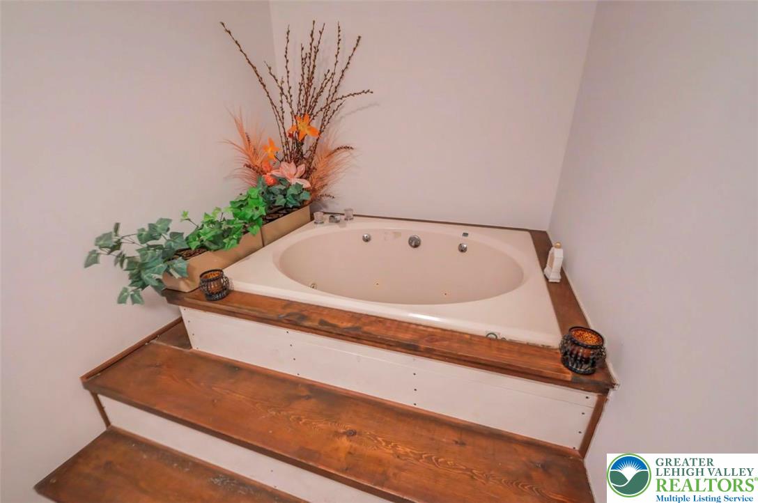 244 Lake Road Tobyhanna, PA 18466 - Photo 23 of 48 Soaking Tub