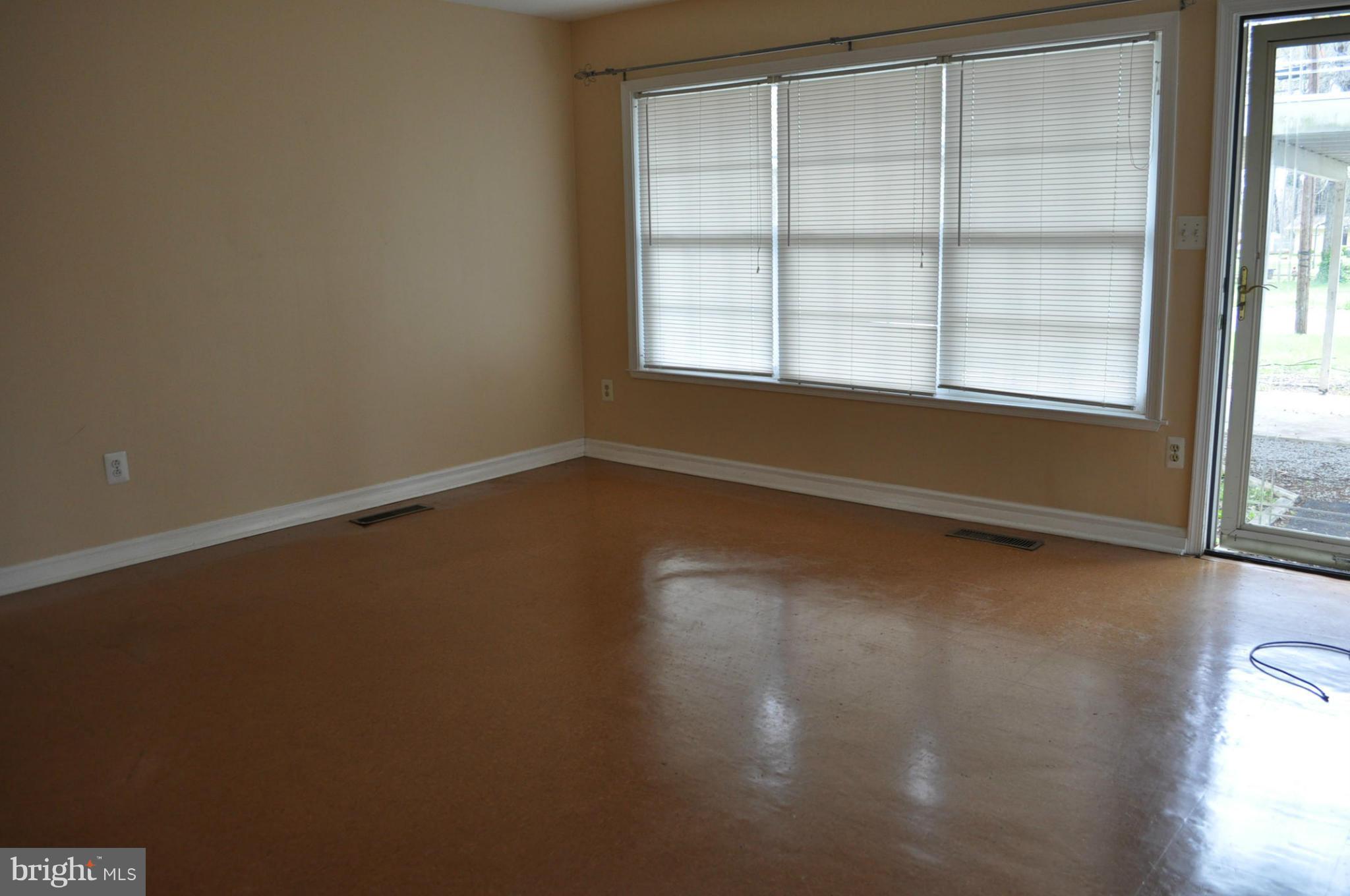 908 Alexis Road Woodbridge, VA 22191 - Photo 2 of 21 Living Room