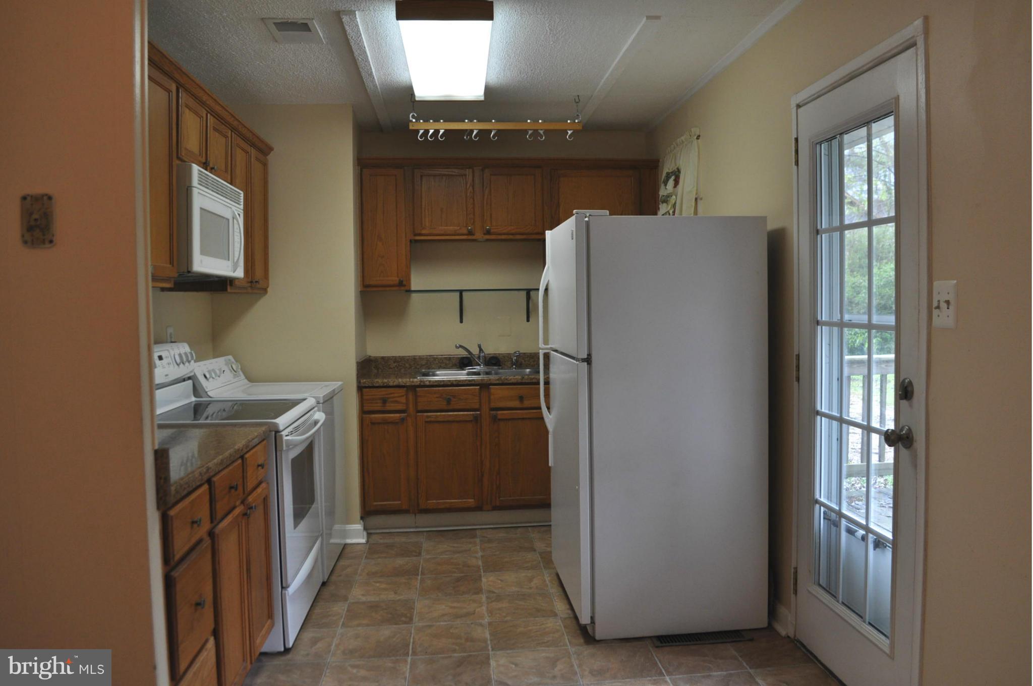 908 Alexis Road Woodbridge, VA 22191 - Photo 4 of 21 Kitchen