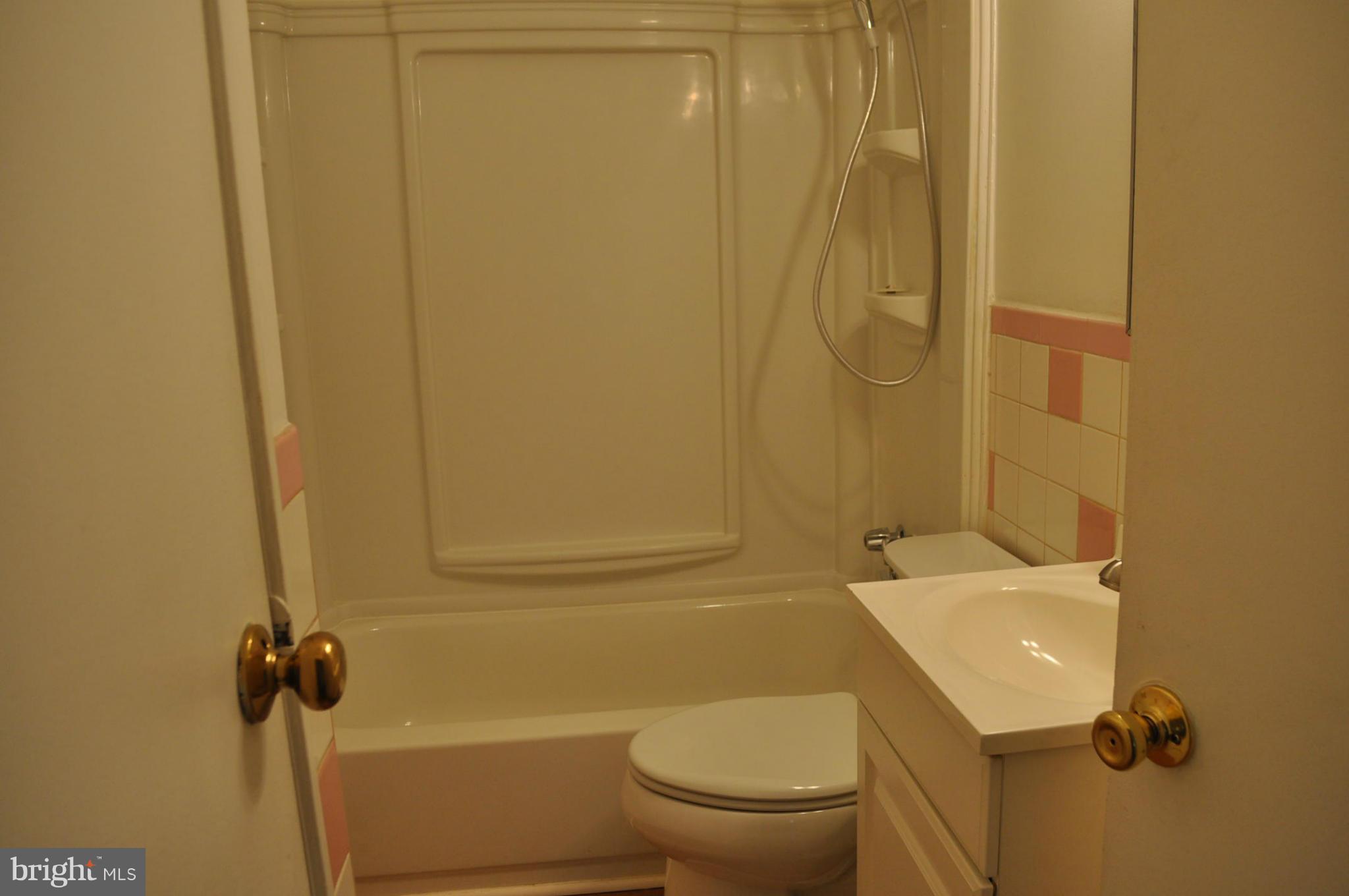 908 Alexis Road Woodbridge, VA 22191 - Photo 6 of 21 Bath