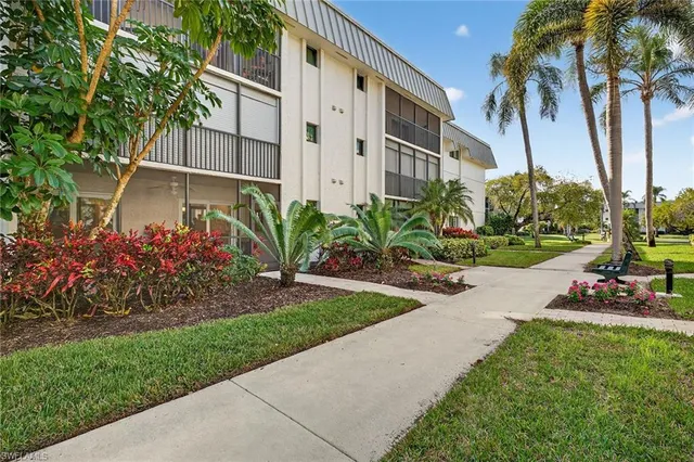 $425,000 | 788 Park Shore Drive, Unit C10, Naples, FL 34103