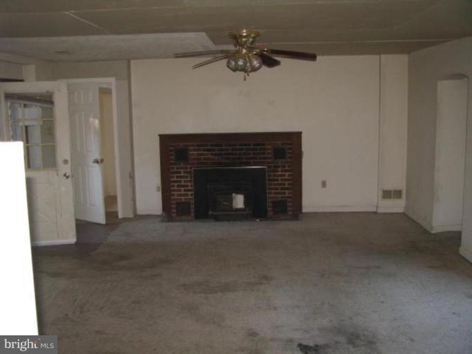 18305 Sharon Road Triangle, VA 22172 - Photo 2 of 9 Living Room