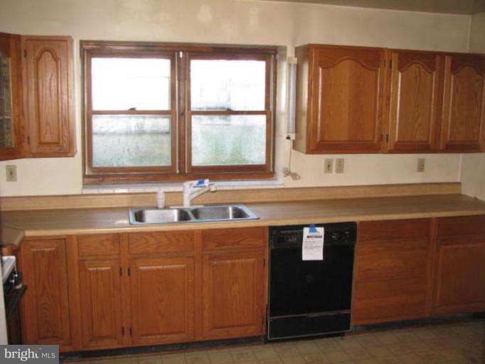 18305 Sharon Road Triangle, VA 22172 - Photo 3 of 9 Kitchen