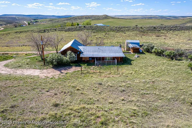 a view of a house with backyard