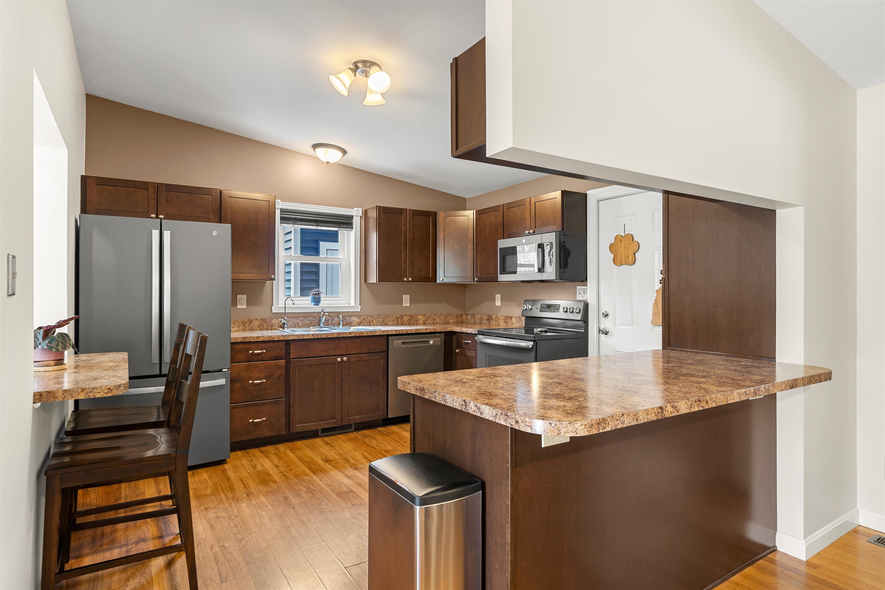 152 Dracut Road Hudson, NH 03051 - Photo 7 of 41 Gallery Image 7