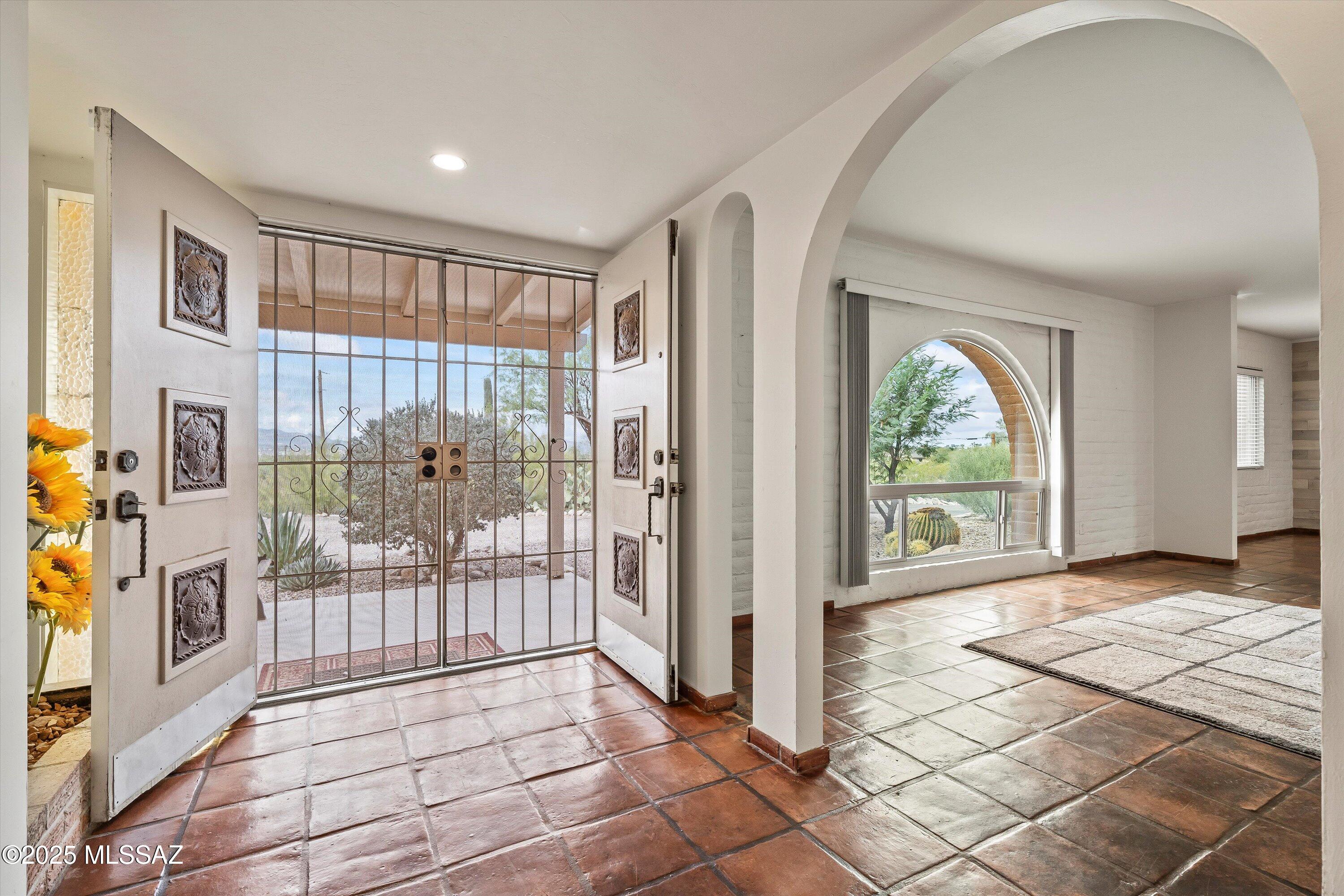 1601 West Sunset Road Tucson, AZ 85704 - Photo 5 of 47 05-Foyer