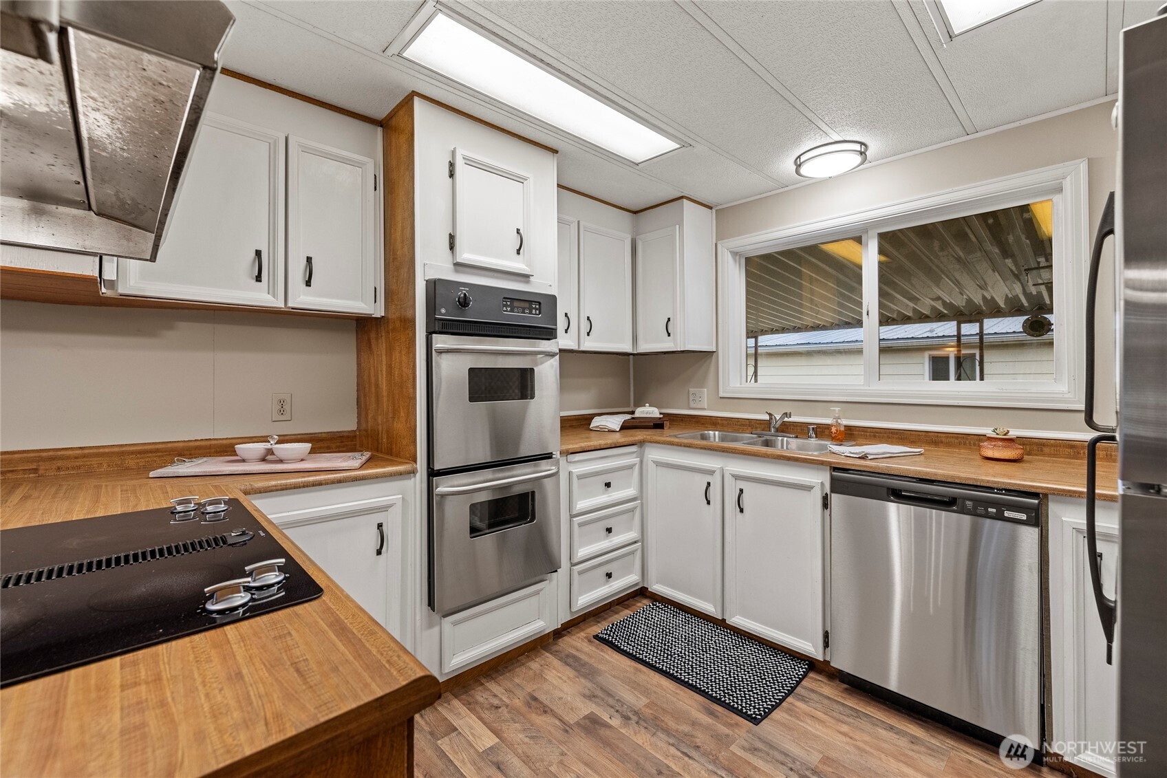 2725 East Fir Street, Unit 41 Mount Vernon, WA 98273 - Photo 12 of 38 a kitchen with granite countertop a stove sink and cabinets