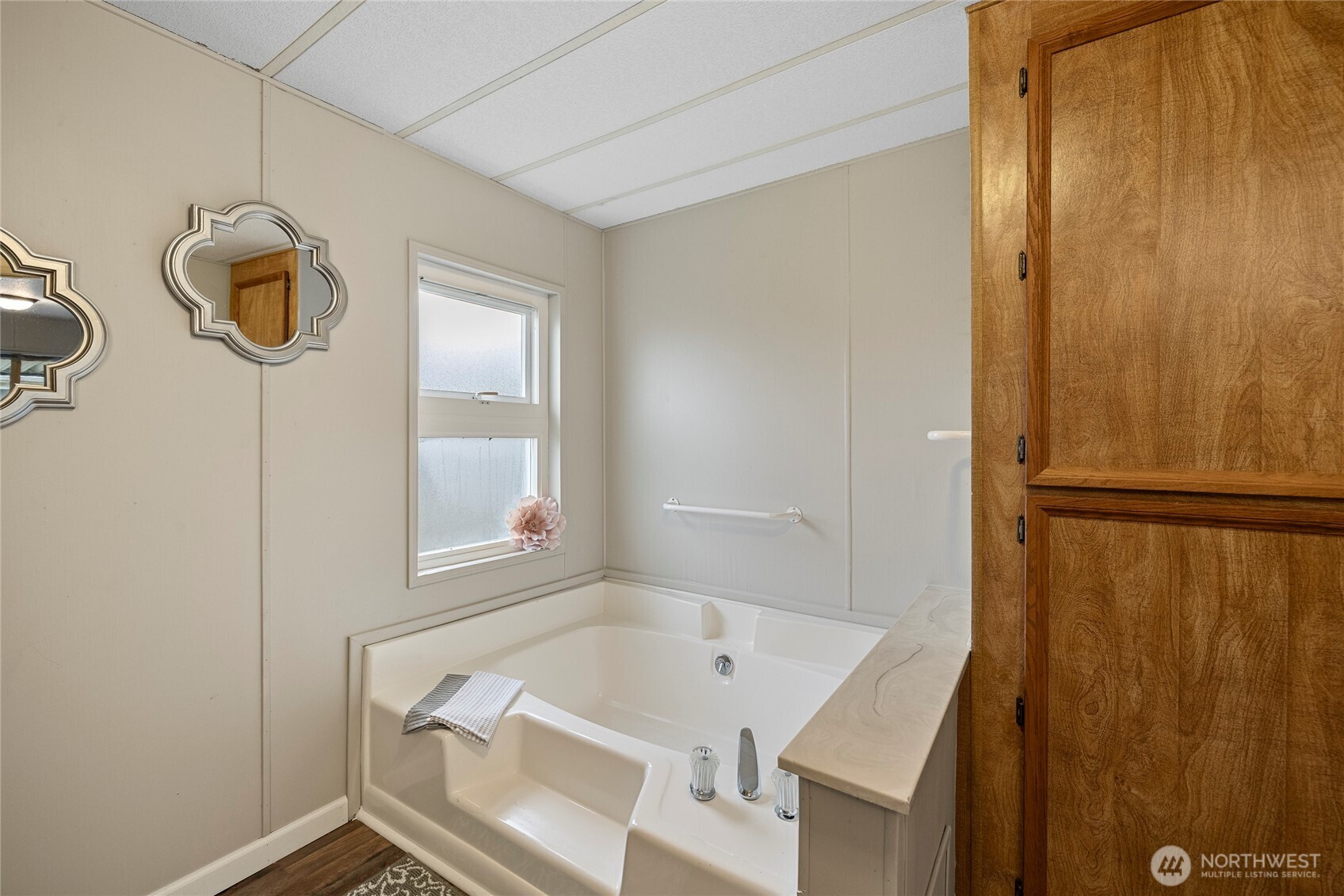 2725 East Fir Street, Unit 41 Mount Vernon, WA 98273 - Photo 20 of 38 a bathroom with a tub and shower