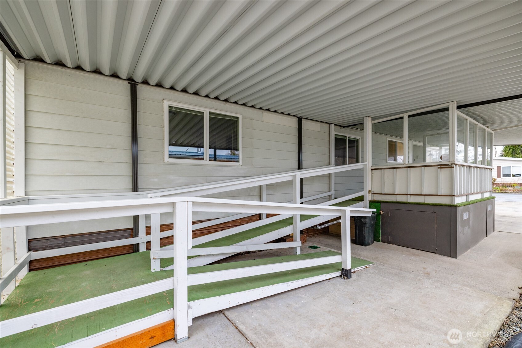 2725 East Fir Street, Unit 41 Mount Vernon, WA 98273 - Photo 27 of 38 a backyard of a house with wooden floor and fence