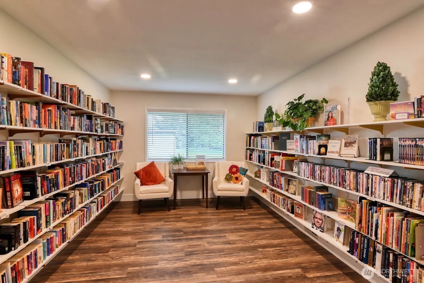 2725 East Fir Street, Unit 41 Mount Vernon, WA 98273 - Photo 38 of 38 a living room with a book shelf and a book shelf