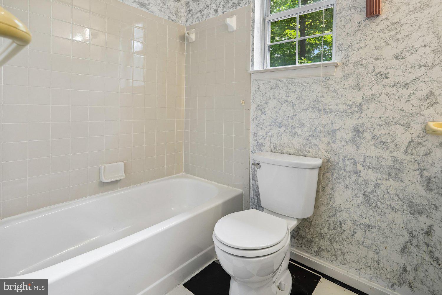 15226 Elk Run Road Chantilly, VA 20151 - Photo 15 of 53 Upper level full bath - brand new toilet