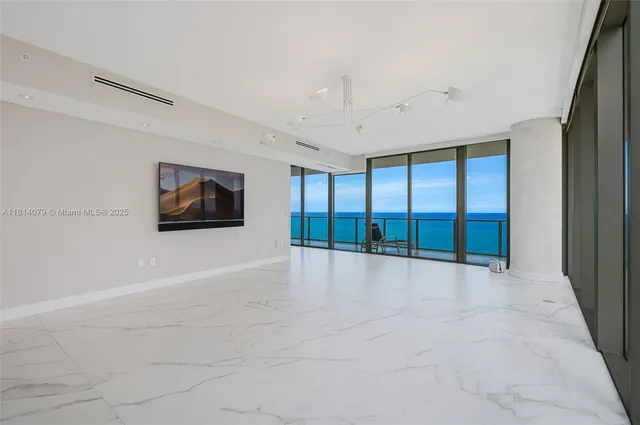 a view of a big room with closet and windows