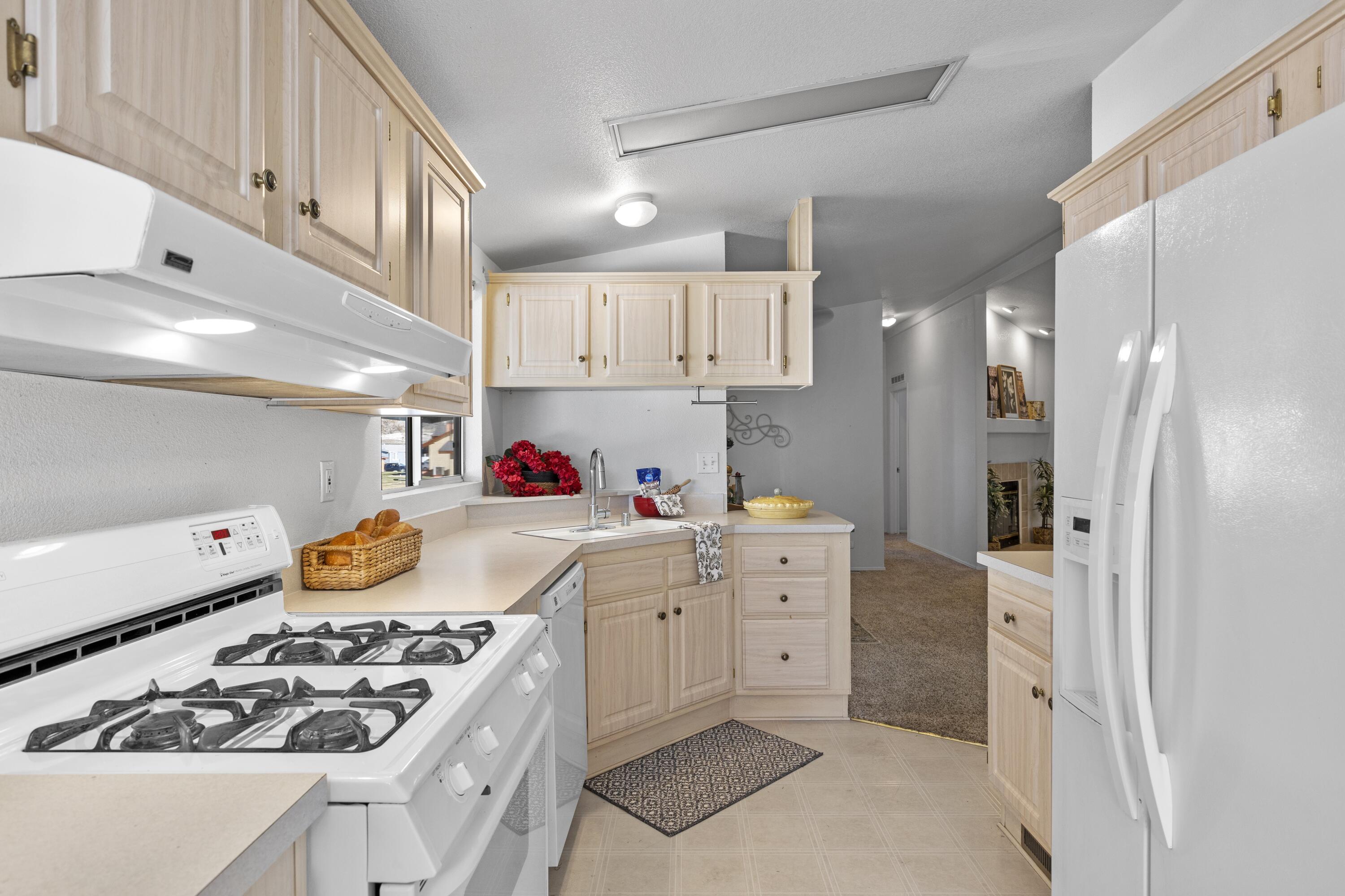 14556 East Tehachapi Boulevard Tehachapi, CA 93561 - Photo 9 of 23 a kitchen that has a lot of cabinets in it