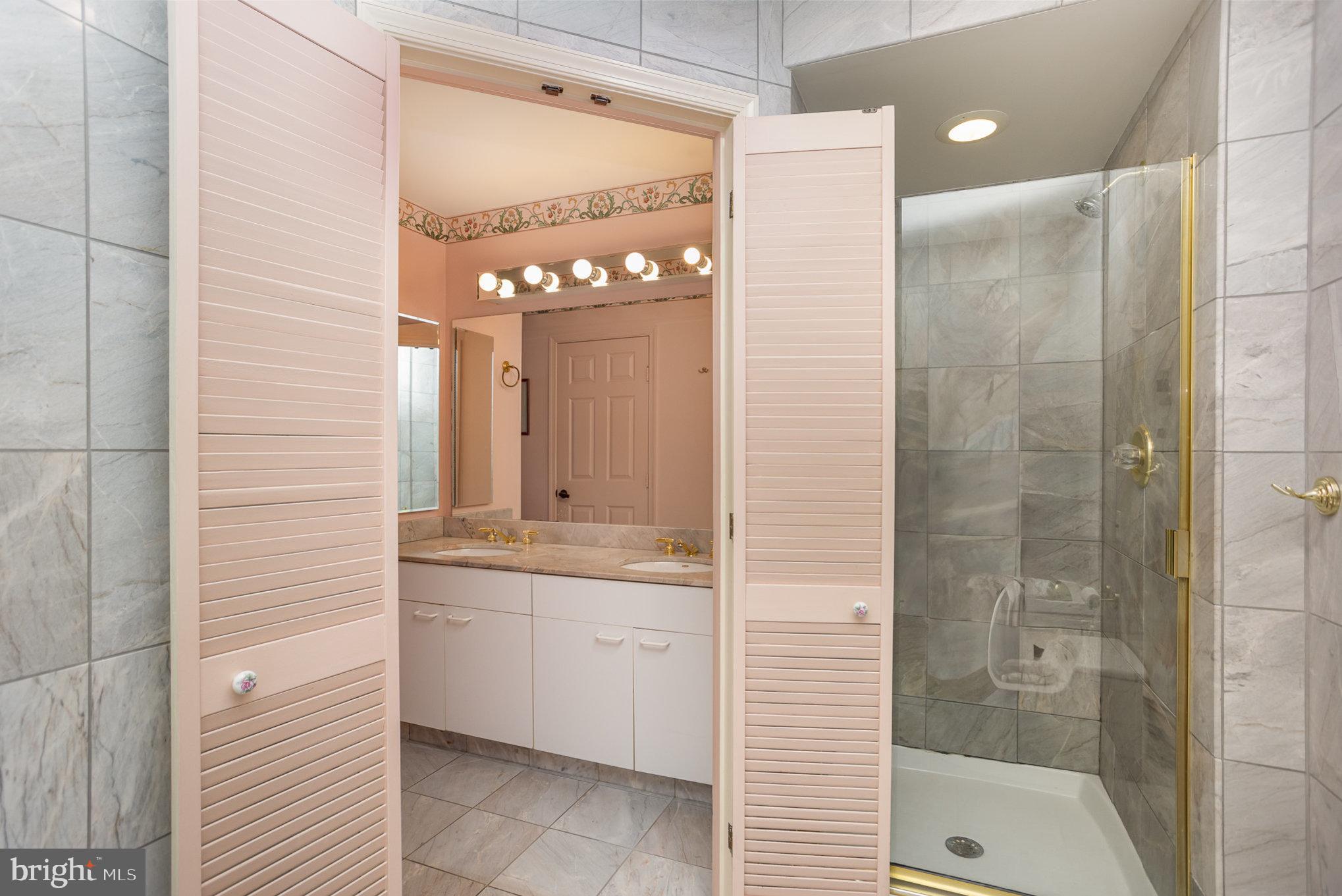 3801 Canterbury Road, Unit 817 Baltimore, MD 21218 - Photo 18 of 33 Primary Bathroom