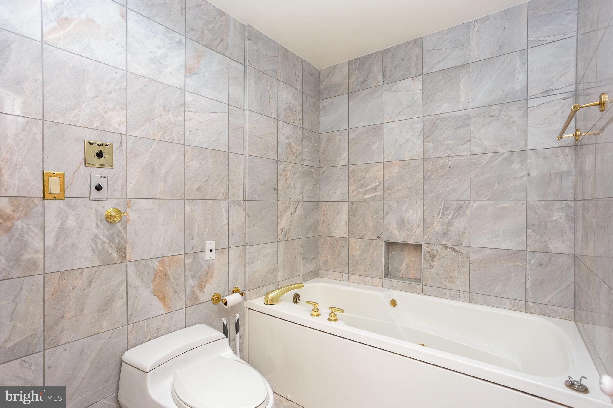 3801 Canterbury Road, Unit 817 Baltimore, MD 21218 - Photo 20 of 33 Primary Bathroom
