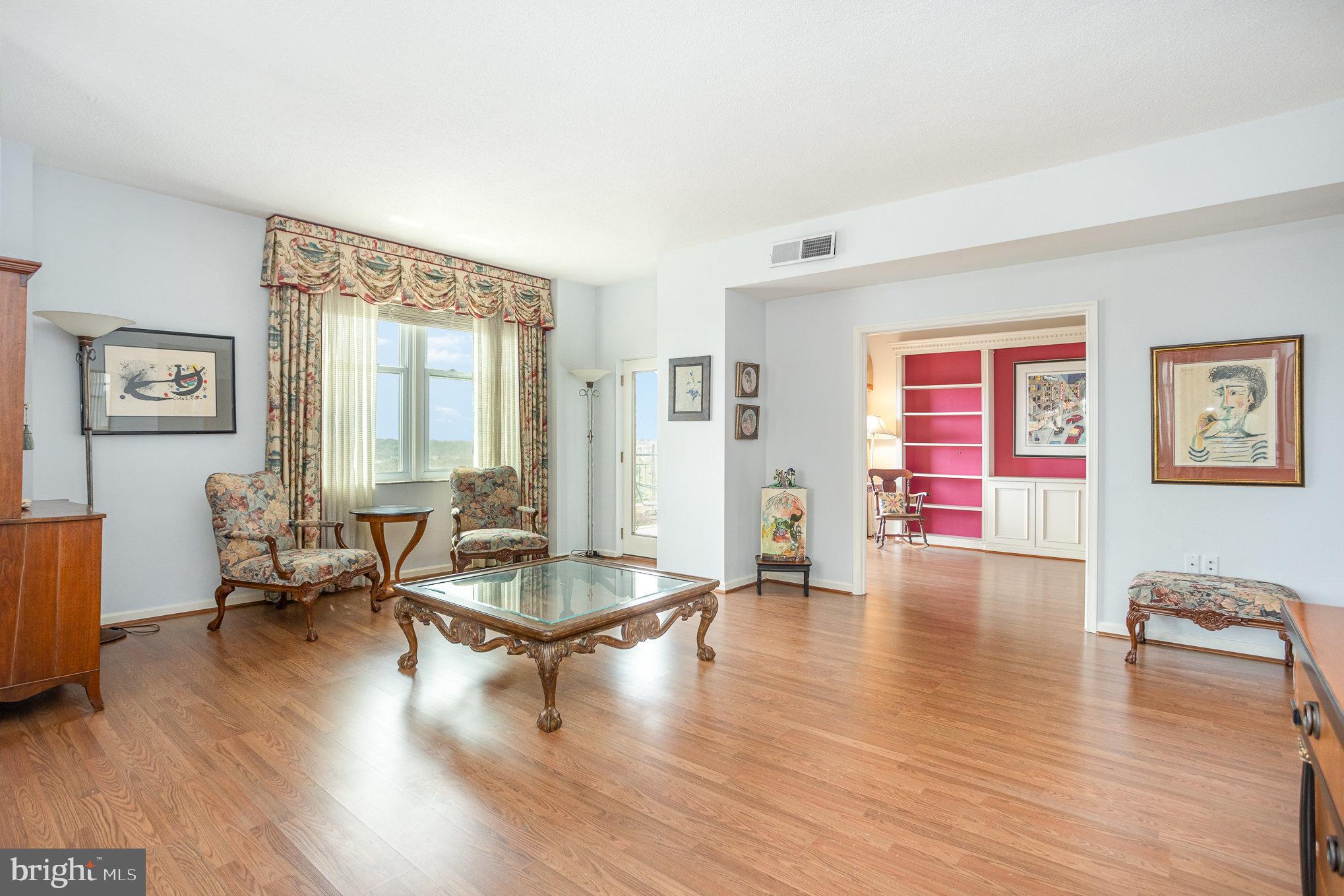 3801 Canterbury Road, Unit 817 Baltimore, MD 21218 - Photo 4 of 33 Living Room