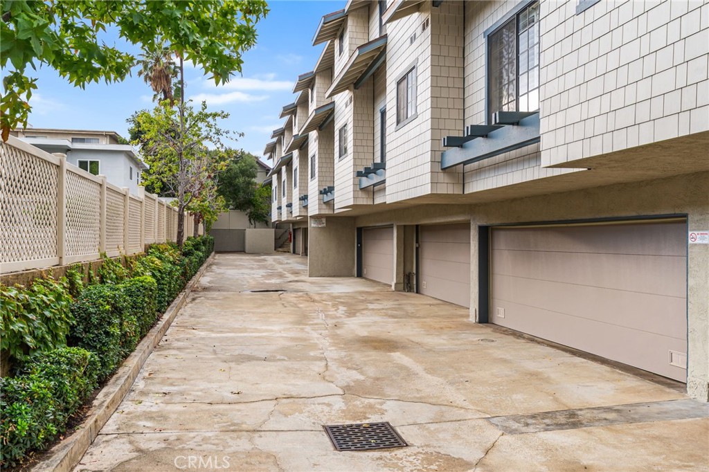 515 South Madison Avenue, Unit 2 Pasadena, CA 91101 - Photo 33 of 35 a yellow house with outdoor space
