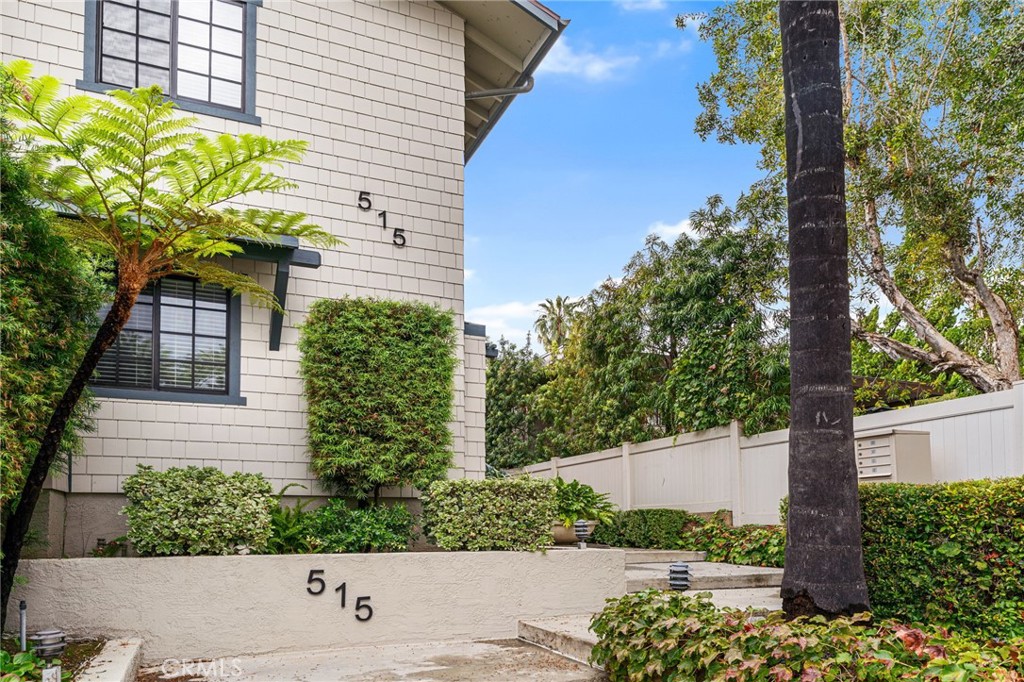 515 South Madison Avenue, Unit 2 Pasadena, CA 91101 - Photo 34 of 35 a house view with a garden space
