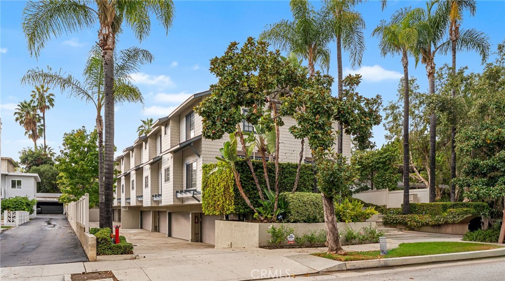 515 South Madison Avenue, Unit 2 Pasadena, CA 91101 - Photo 4 of 35 a street sign on a sidewalk next to a road