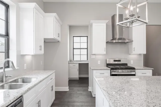 a entryway view with patio