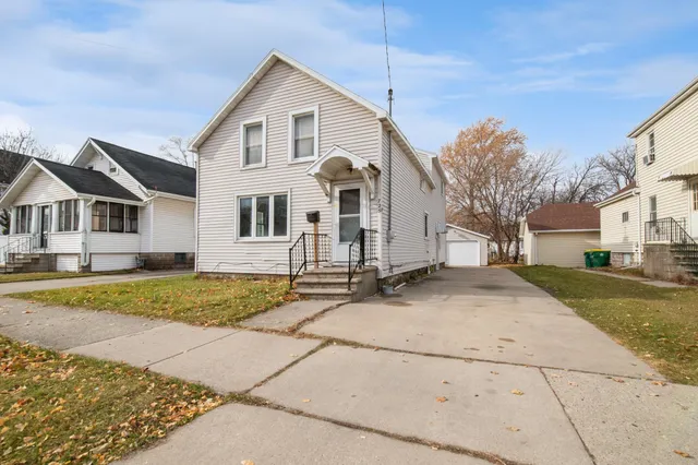 $219,900 | 725 North Irwin Avenue, Green Bay, WI 54302