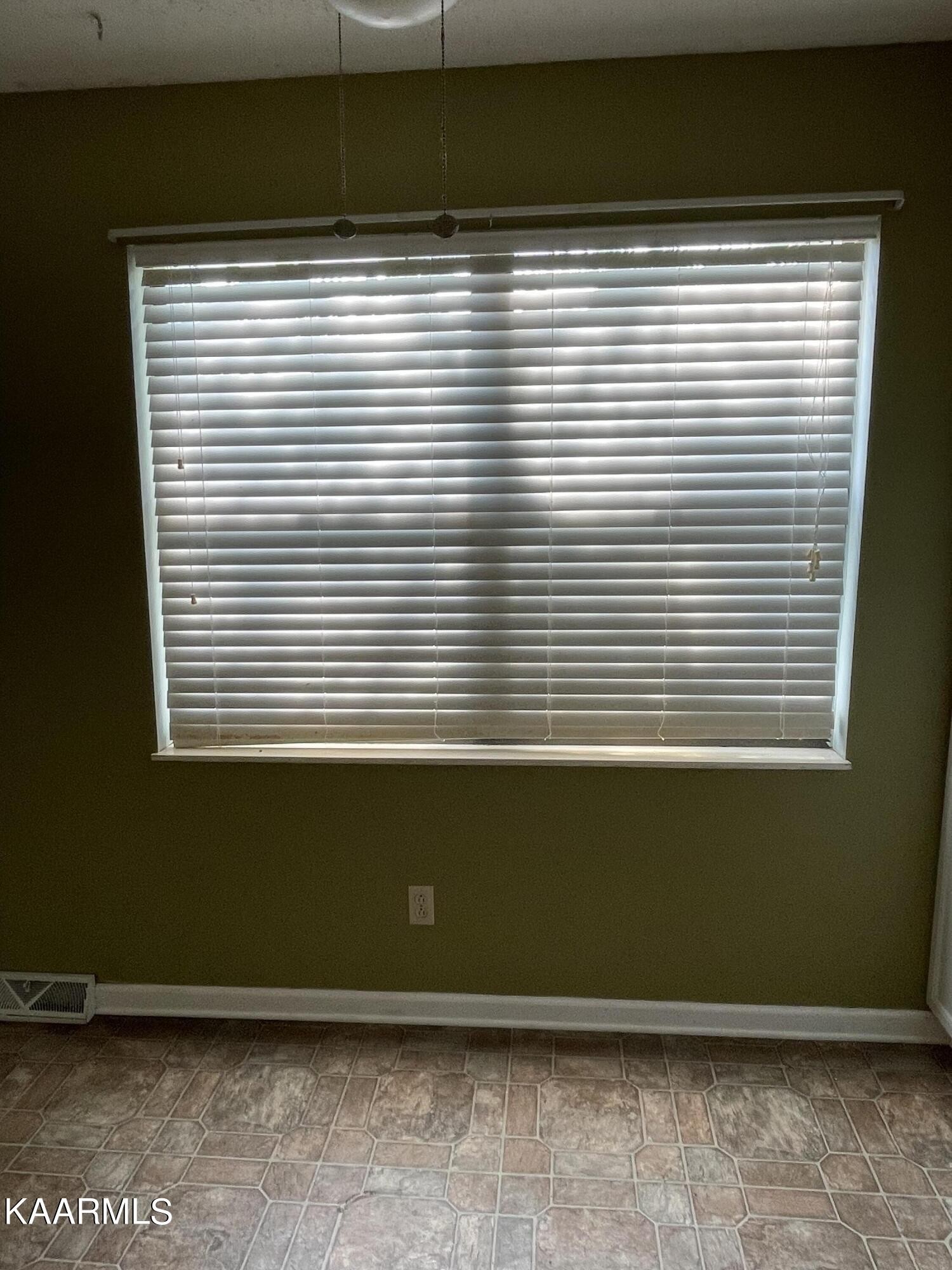 330 South Apache Road Clinton, TN 37716 - Photo 14 of 40