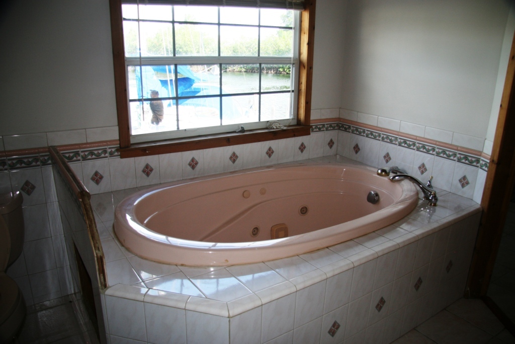 17 Swallow Road Key Largo, FL 33037 - Photo 12 of 28 Master Bathroom Tub