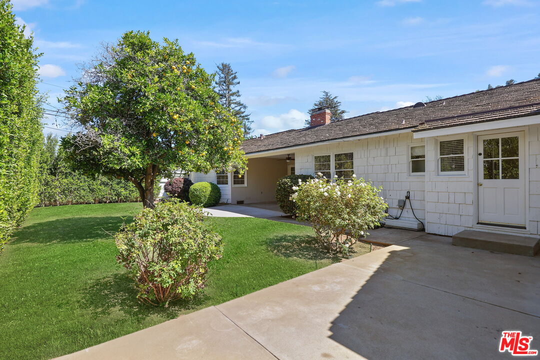 15415 Albright Street Pacific Palisades, CA 90272 - Photo 18 of 21 a front view of a house with garden