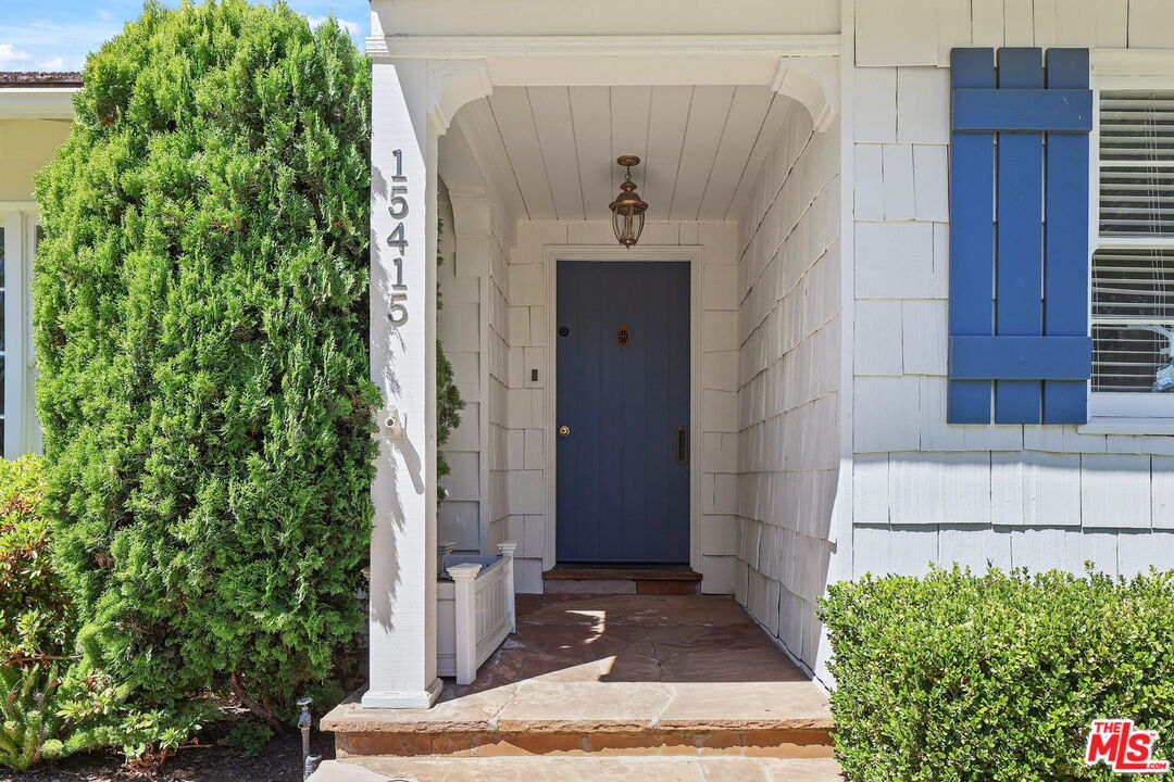 15415 Albright Street Pacific Palisades, CA 90272 - Photo 3 of 21 a view of a entryway of the house