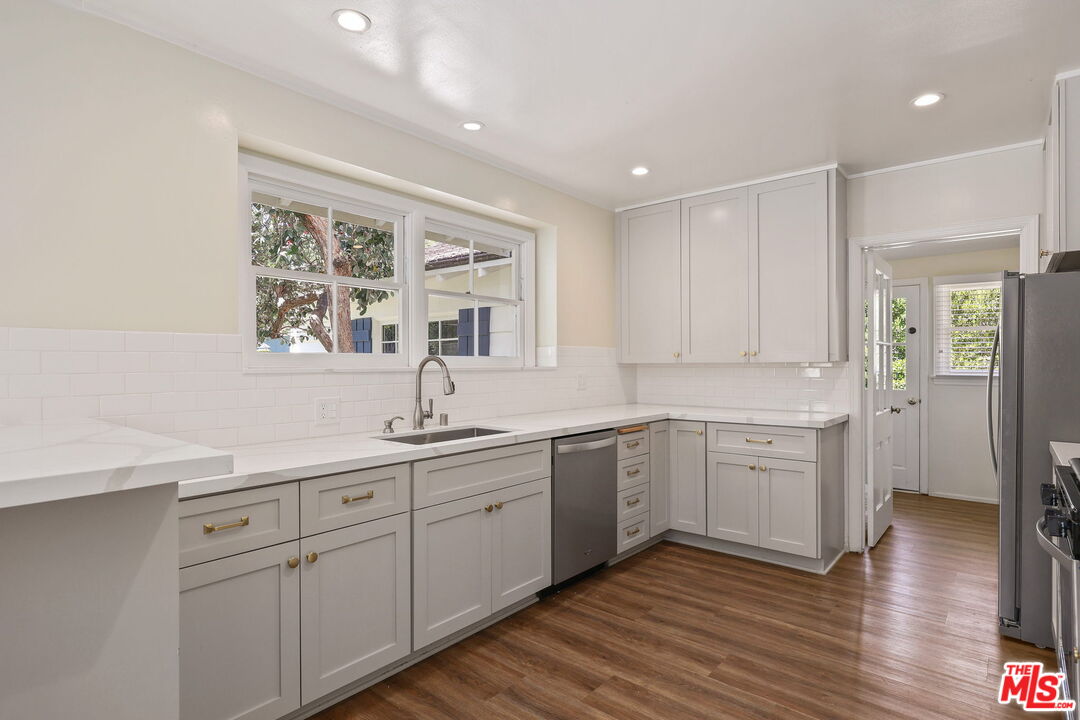 15415 Albright Street Pacific Palisades, CA 90272 - Photo 8 of 21